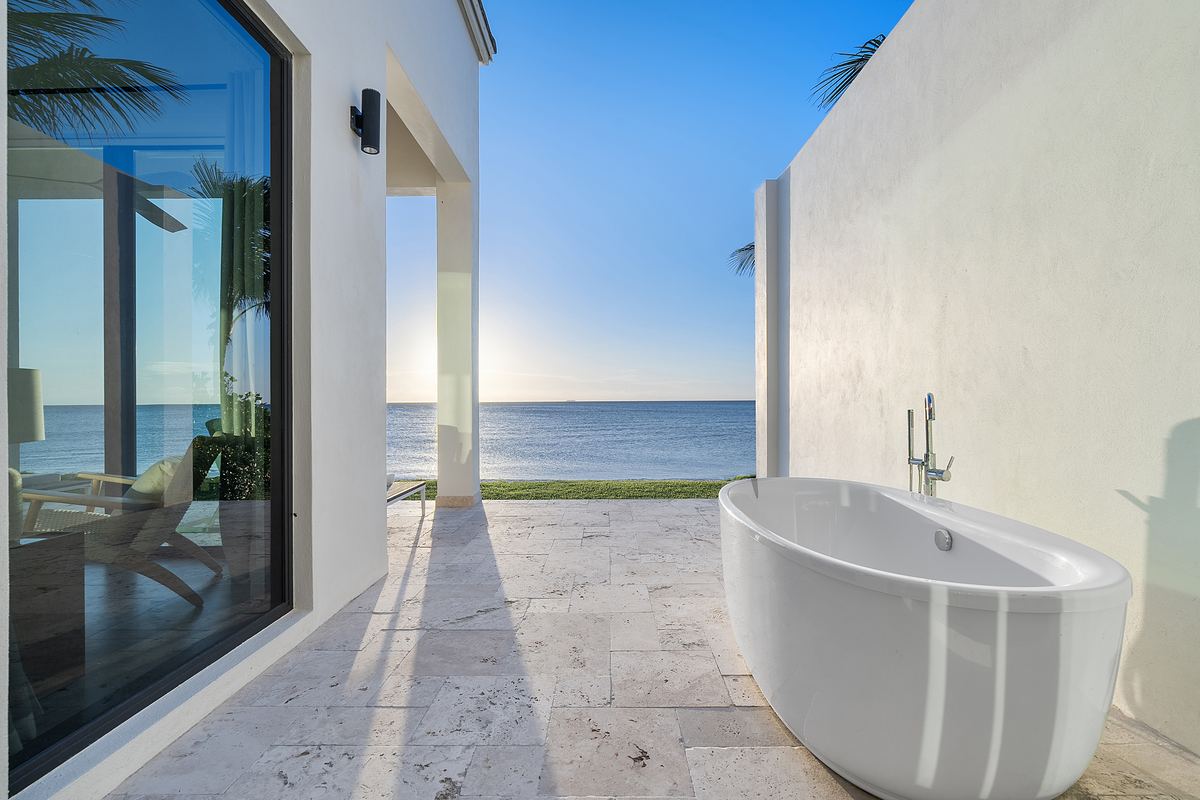 Outdoor tub facing the ocean